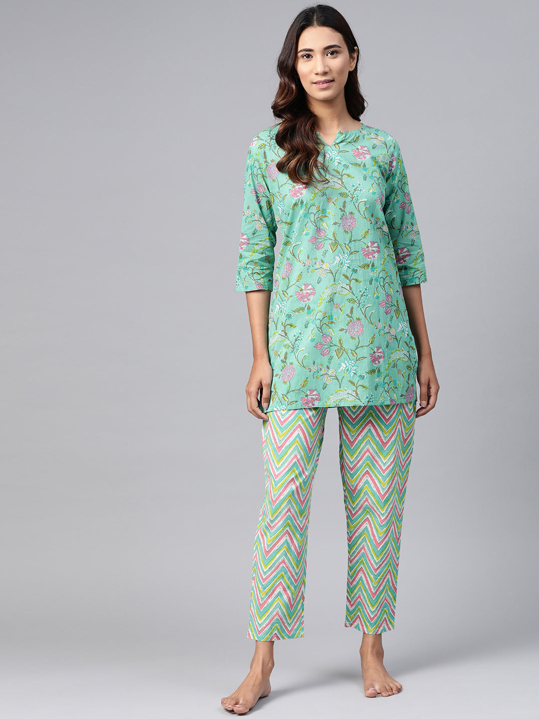 Anubhutee Women Green  Pink Pure Cotton Printed Night suit