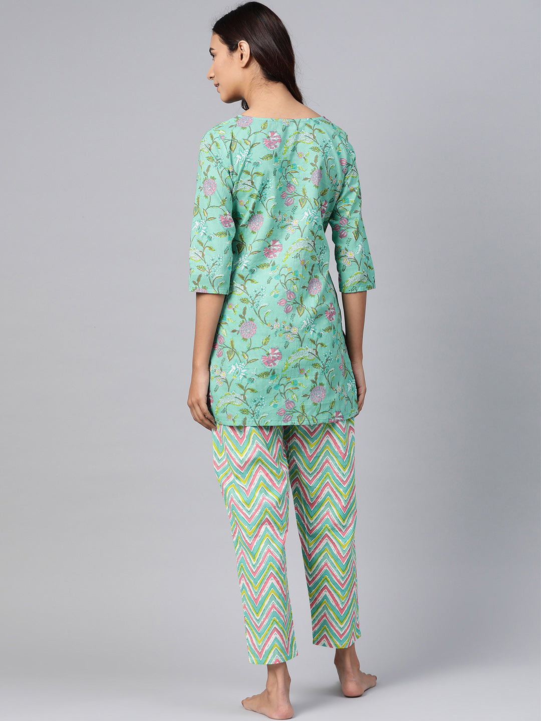 Anubhutee Women Green  Pink Pure Cotton Printed Night suit